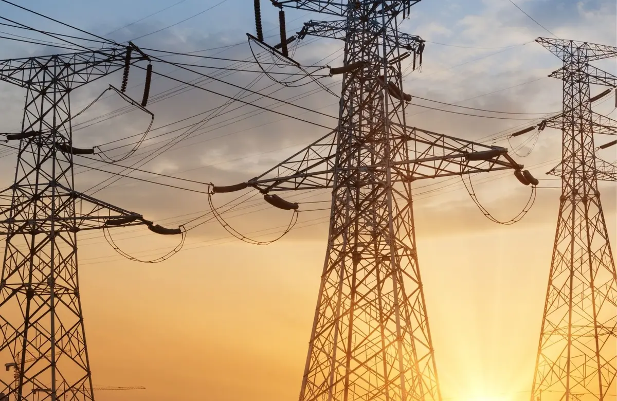 High-voltage transmission lines supporting grid-connected power